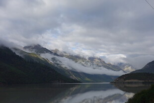 云雾缭绕的山水美景