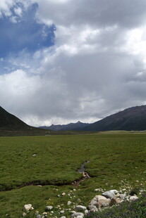 草原风光 远山与白云相伴