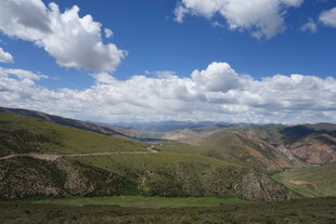 蓝天白云下的壮美山峦