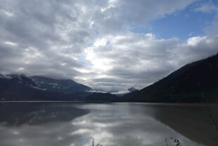 宁静山水间的湖光天色