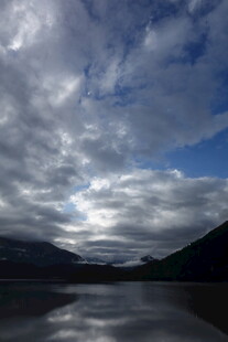 湖山之间的多云天空