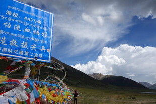 青海湖景区指示牌与经幡