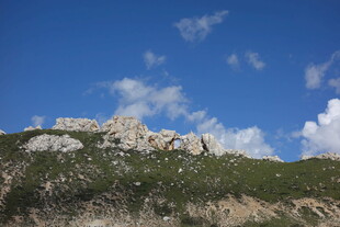 蓝天青山间的壮丽景致