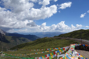 山间经幡飘扬的美丽景致