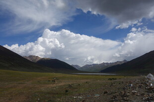高原旷野蓝天白云美景