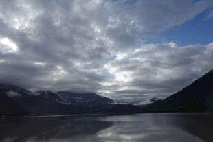 山间湖畔的多云景致