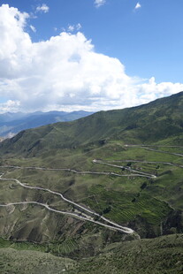 山间蜿蜒公路与翠绿景致