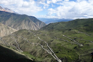高山峻岭间的蜿蜒公路