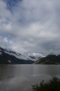 云雾缭绕的山水风光