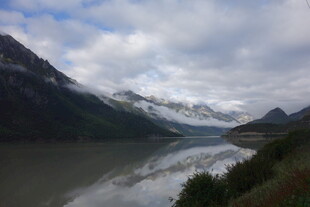 壮丽山水湖泊风景图