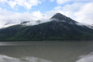 云雾缭绕的山水美景