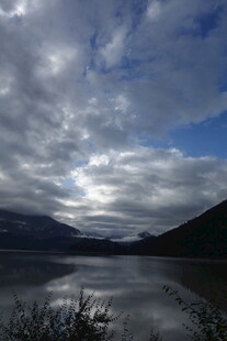 湖畔云景 山水相映成趣