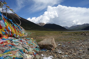 高原经幡与壮丽雪山景观