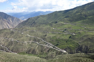 山间蜿蜒公路美景