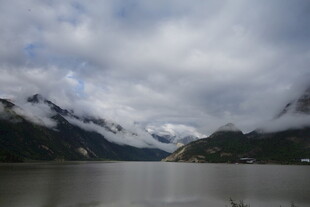 云雾缭绕的山水美景