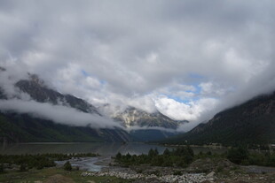 云雾缭绕的壮美山间景色