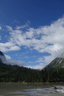 山间河畔蓝天美景