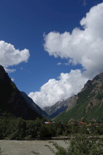 山间美景 蓝天白云映青山