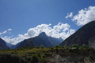 壮丽山景与蓝天白云