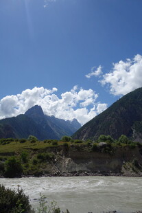 壮丽山河间的清澈河流