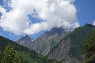 壮丽山景与蓝天白云