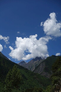 蓝天白云下的青山美景
