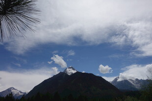 蓝天白云下的巍峨山脉