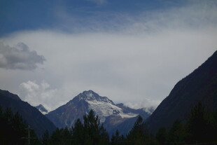 壮丽山景 雪峰隐于云间