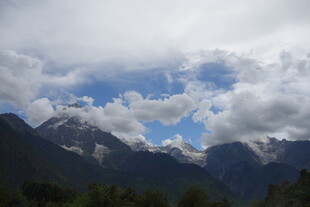 蓝天白云下的巍峨山脉