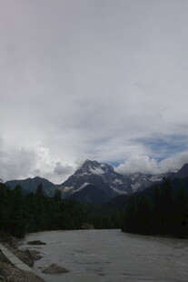 云雾缭绕的山水风光