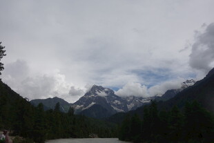 山间云雾缭绕的壮美景色