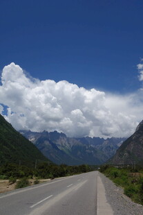 公路穿行于云与山间