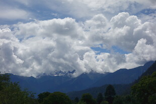 蓝天白云下的壮丽山脉