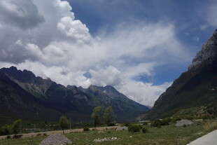 山间美景 蓝天白云伴青山