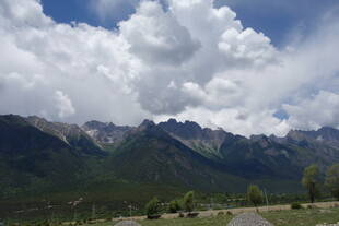 蓝天白云下的壮美山脉