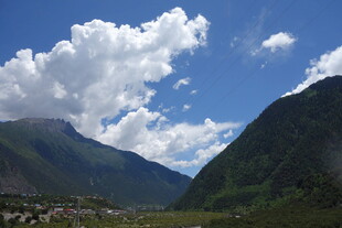 蓝天白云下的秀丽山峦