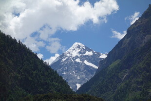 巍峨雪山与葱郁山谷美景