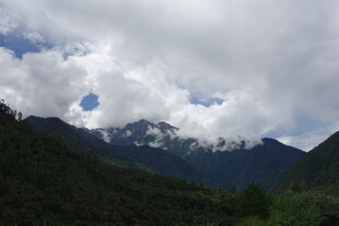 云雾缭绕的壮美山峦