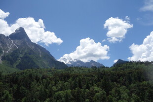 青山白云间的秀丽山景