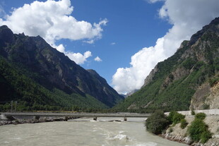 壮丽山河间的蜿蜒河流