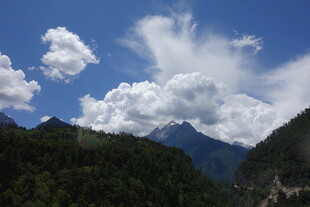 蓝天白云下的青山美景