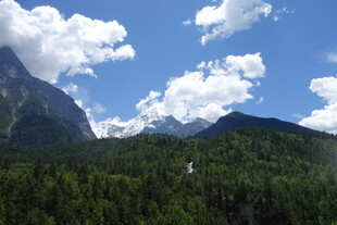 蓝天白云下的山林美景