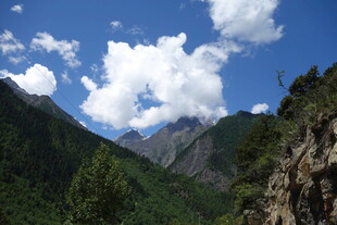 山间蓝天绿树壮丽美景