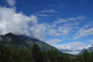 蓝天白云下的山林美景