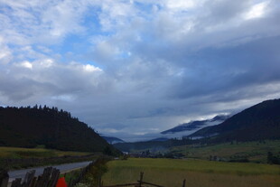 山间公路旁的壮美风景