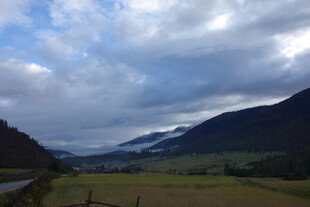 山间公路旁的壮丽云景