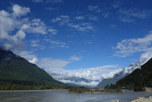 壮丽山水间的美丽风光