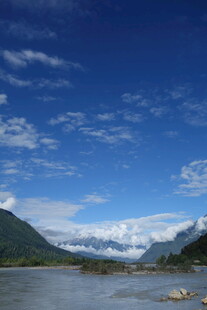 壮丽山水间的宁静湖泊