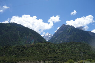 蓝天白云下的壮丽山脉