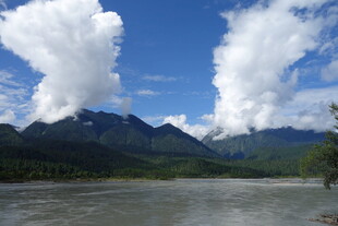 青山碧水间的壮丽云景